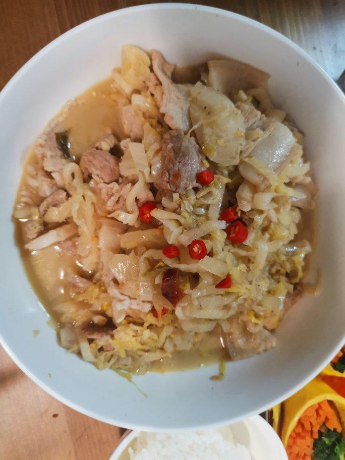 东北酸菜炖白肉