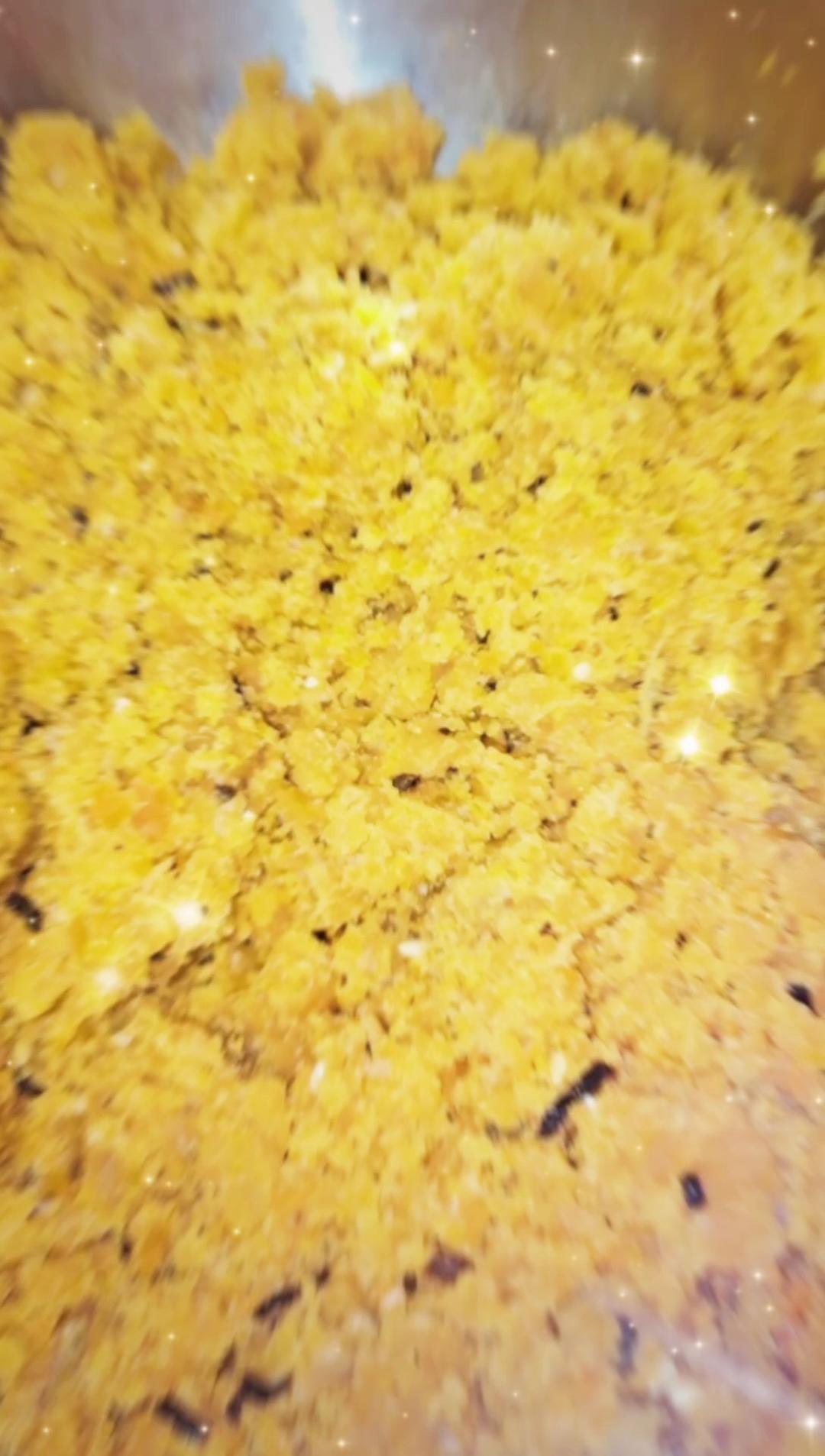 咸蛋黄肉松海苔月饼