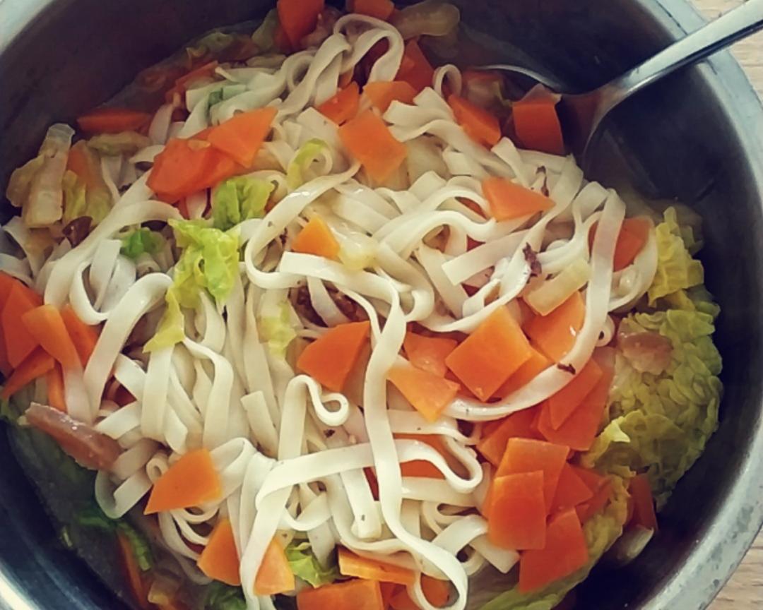 娃娃菜胡萝卜酸肉面
