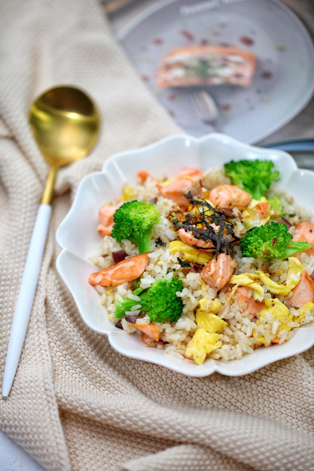 蒜香黄油三文鱼炒饭炒饭首页登录注册作品动态菜单查看全部分类带鱼9