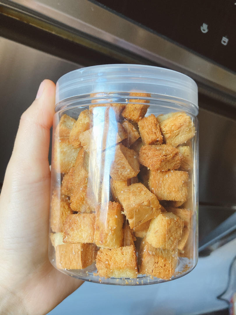 消耗多余吐司的最佳办法—黄油烤面包丁