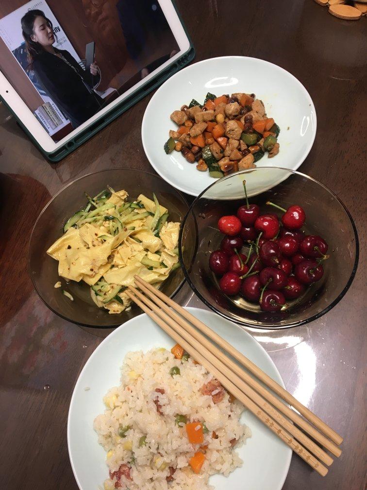 超快手的电饭锅腊肠焖饭