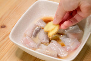 香煎紫菜豆腐鱼的做法 步骤2
