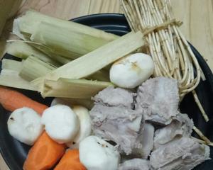 茅根竹蔗炖排骨汤的做法 步骤2