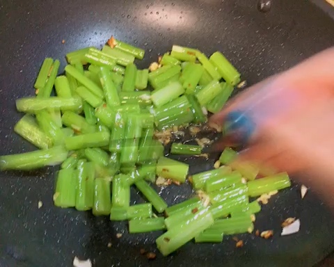 熏干炒芹菜 超级下饭的做法 步骤3