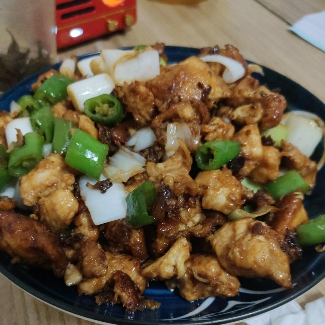 厨师长教你：“大葱爆鸡胸肉”的家常做法，好吃不柴，下饭一绝