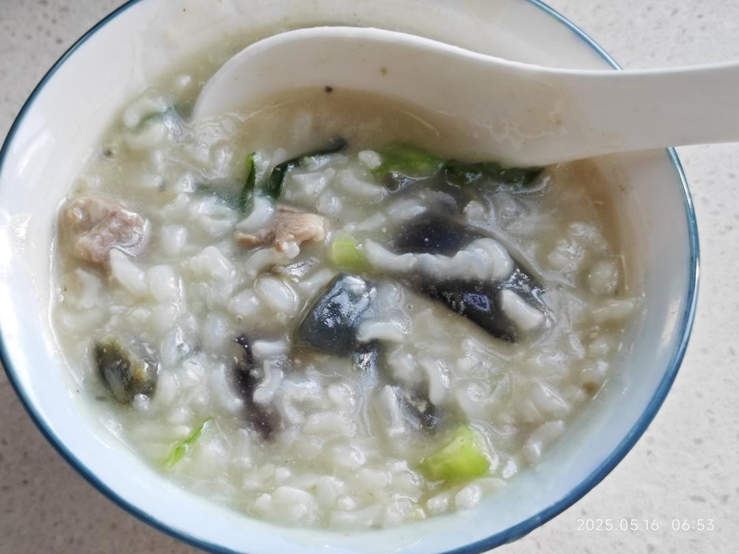 妈妈👩教我做的皮蛋瘦肉粥🥣简单快捷美味😋