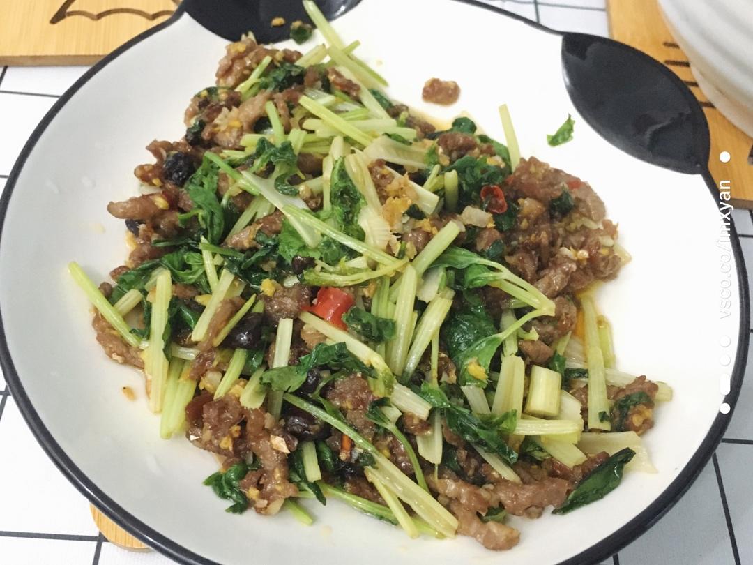 牛肉炒芹菜(不老不柴嫩滑多汁)