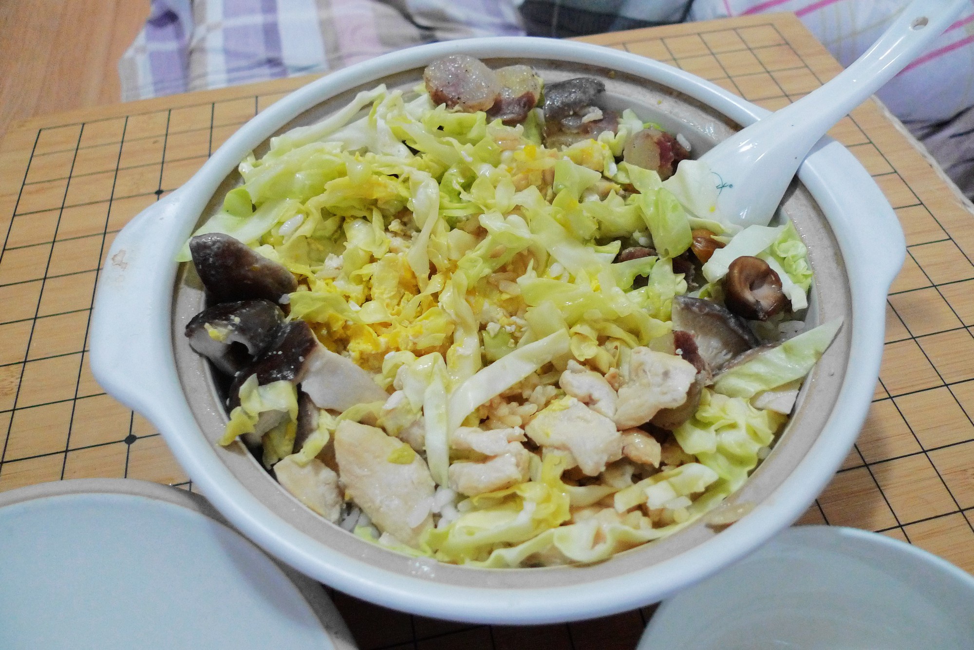 腊味滑鸡菌菇煲仔饭
