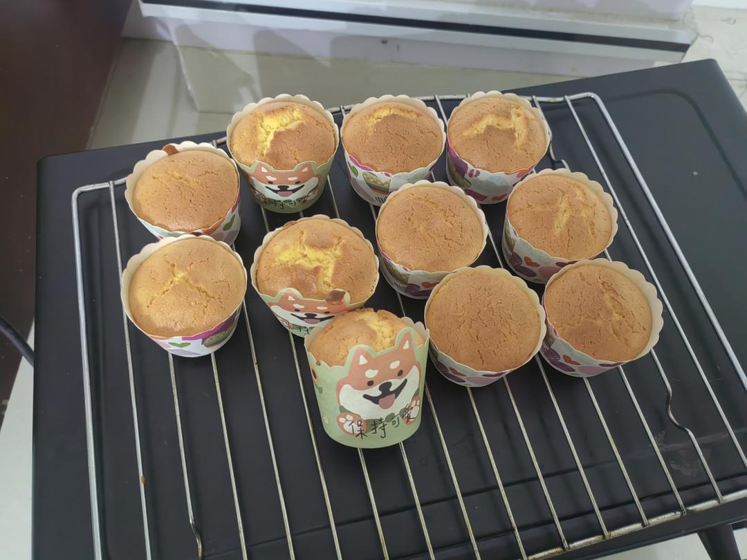 妈妈吃了一口蜂蜜老蛋糕，就让我去摆摊了...
