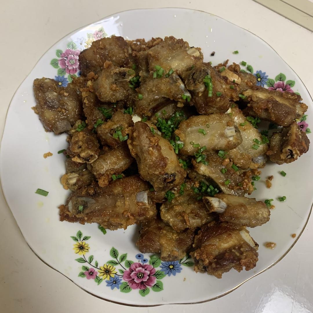 我家排骨从不红烧，加一些大蒜，出锅香喷喷，孩子吃完舔手指