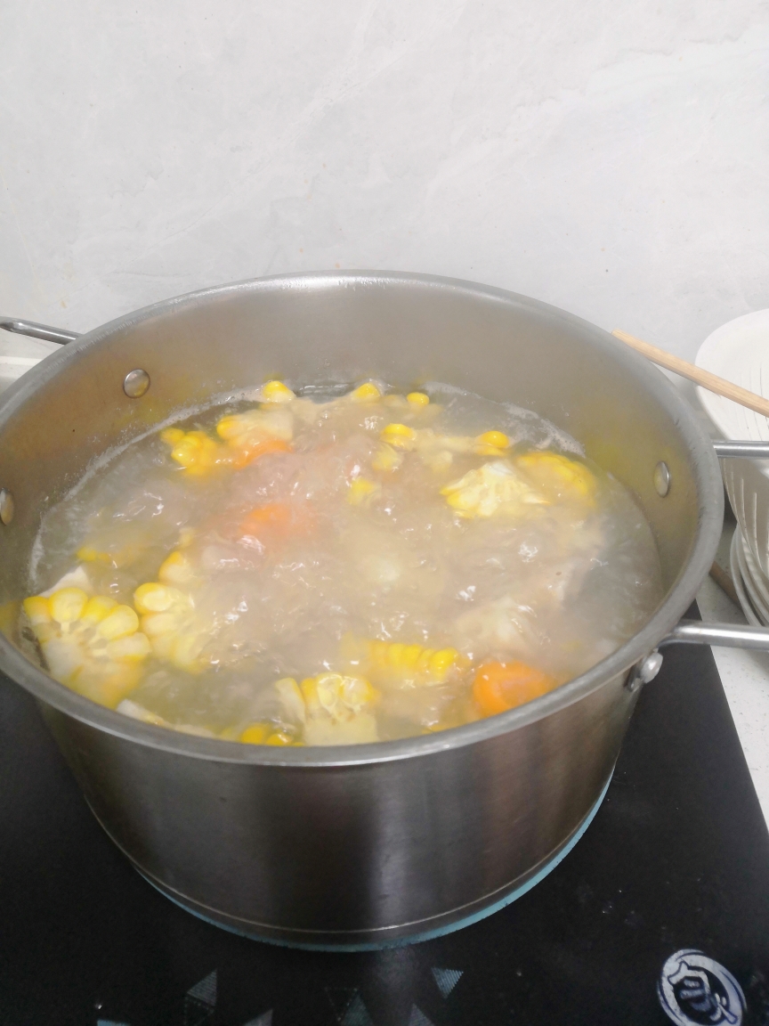胡萝卜玉米莲藕汤的做法 步骤3