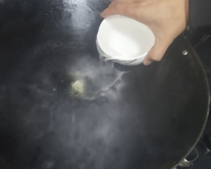 10分钟快手清汤挂面(内附让汤更香的技巧)的做法 步骤3
