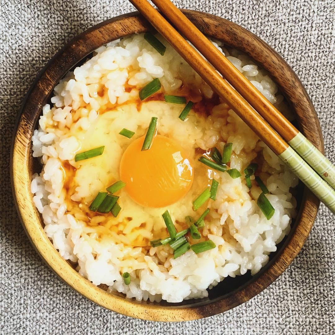 生鸡蛋盖饭