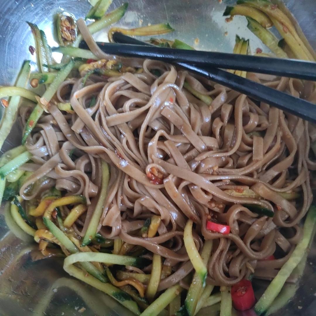 快手减脂餐❗️爆好吃的凉拌鸡丝荞麦面