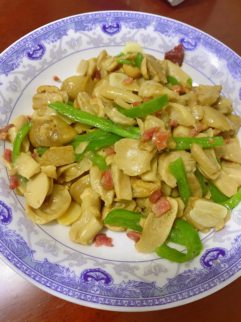 chiffon小白做的青椒干巴烩青头菌