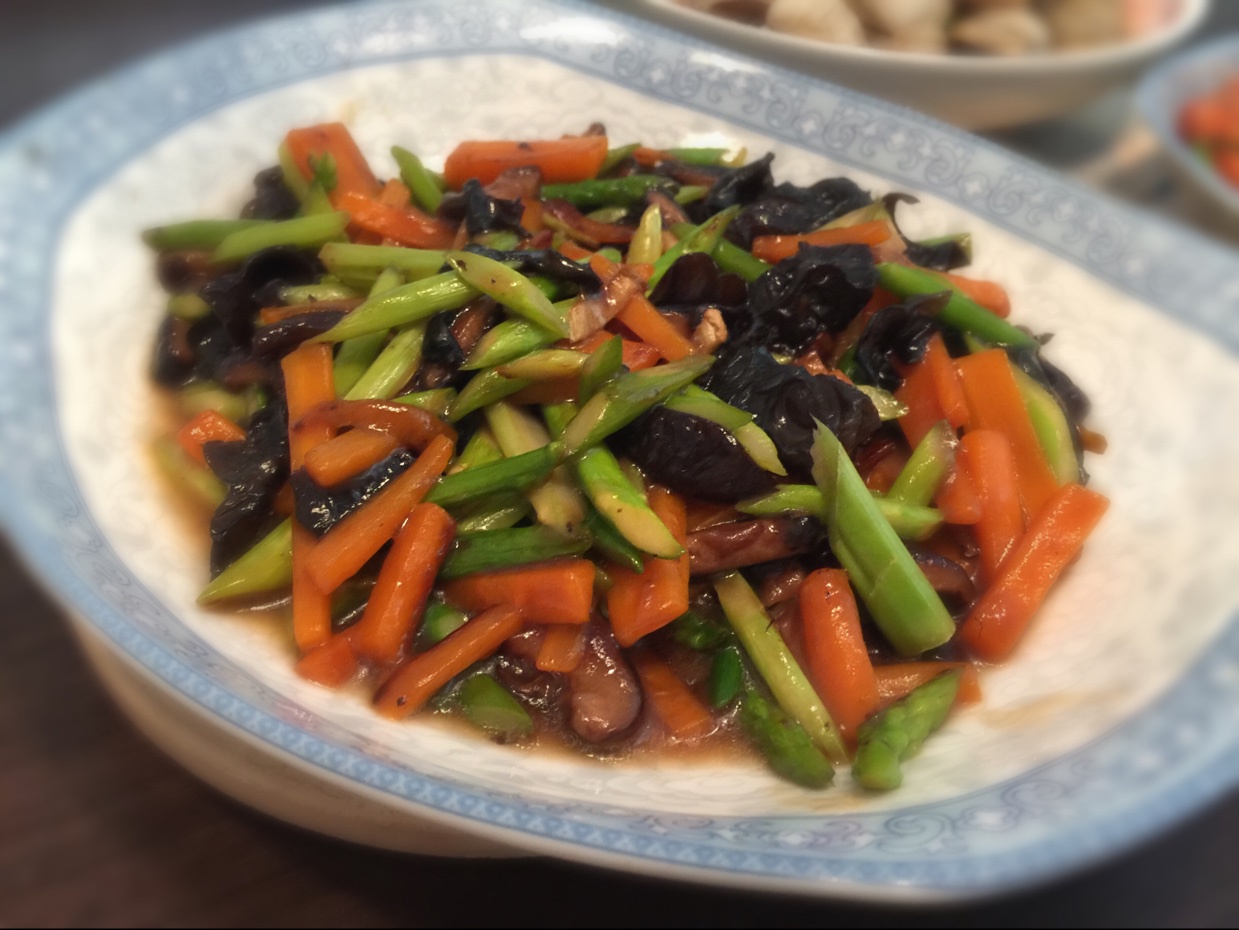 胡萝卜香菇炒木耳