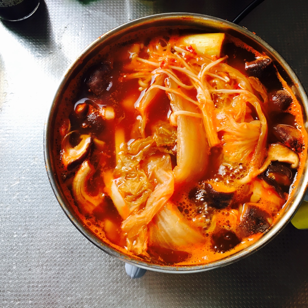 昕妞妞做的泡菜肥牛锅