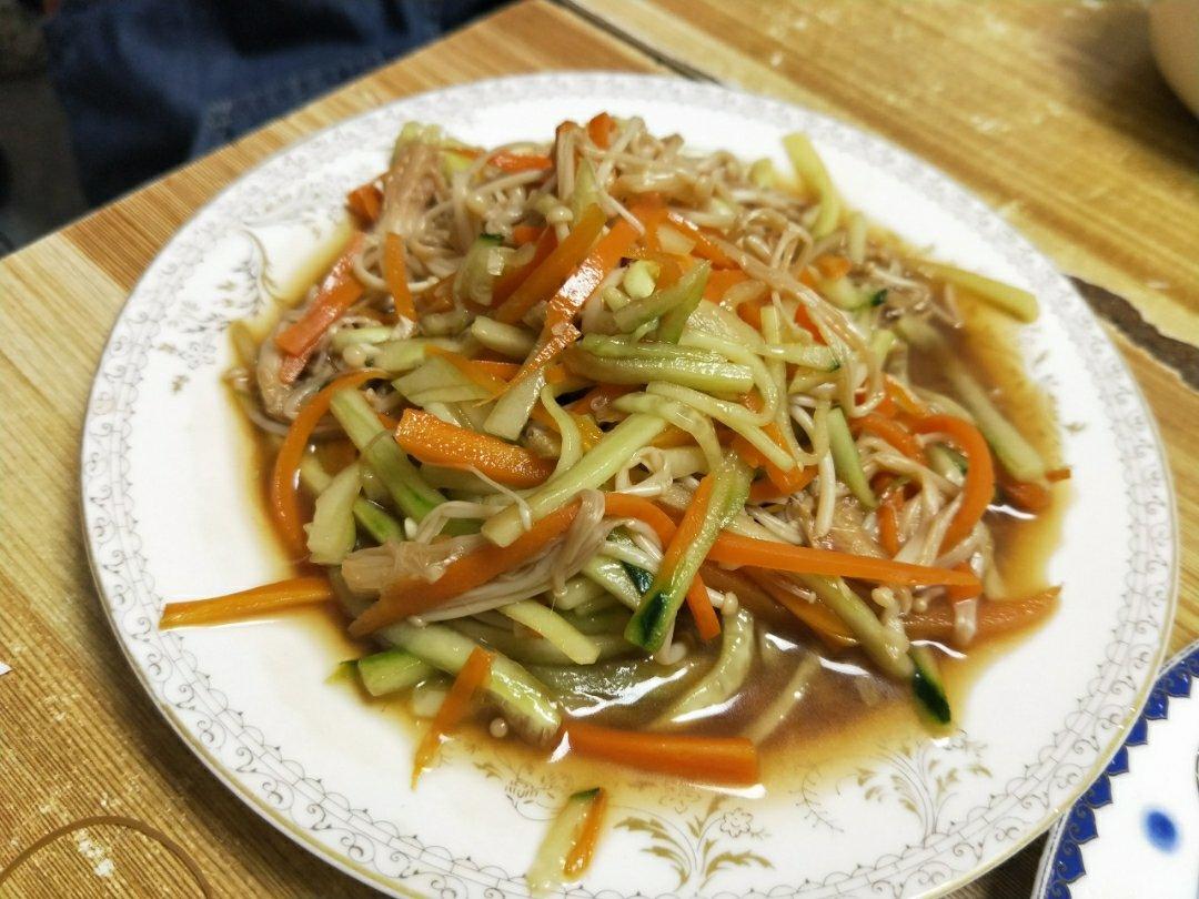 好吃的金针菇拌黄瓜