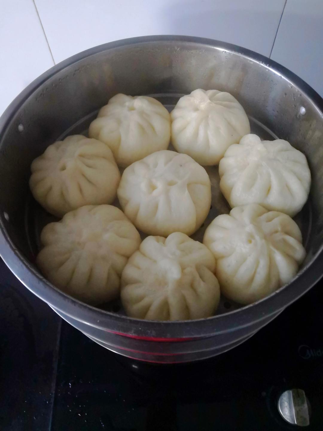 松软多汁的肉包子