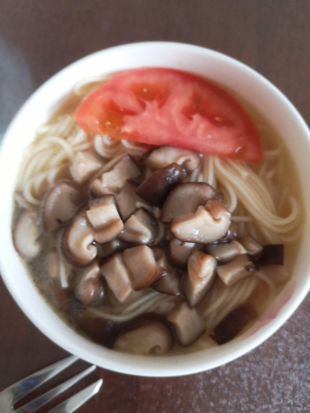 菌汤面条 看得见的香菇 尝得到的鲜美 这才是真正的菌汤