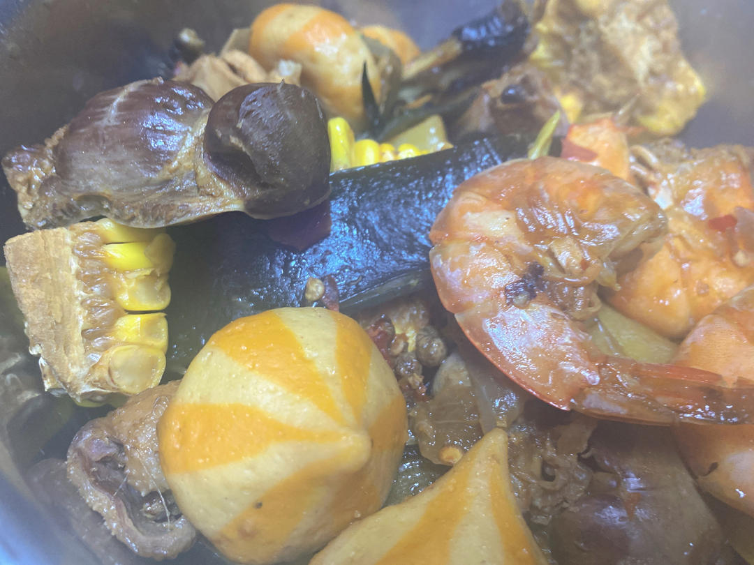 巨下饭的鲜虾鸡翅玉米煲