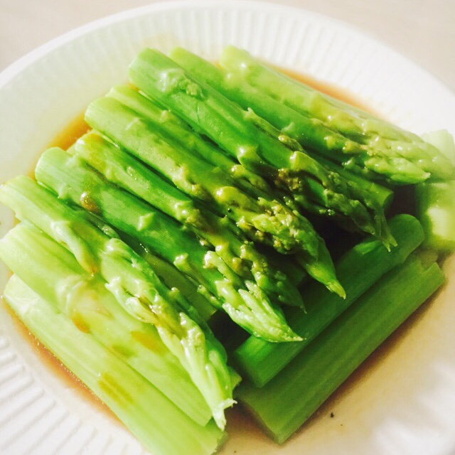 小酒窝里有酒做的蚝油芦笋
