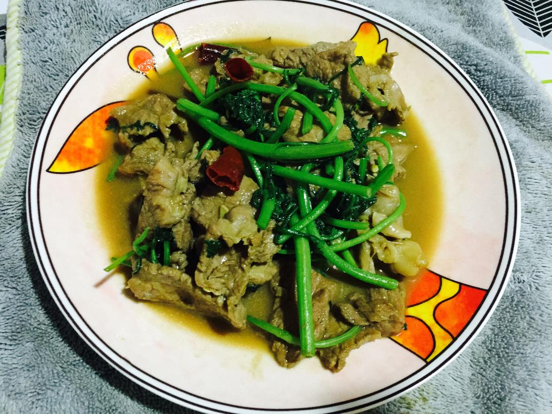 你没见过的搭配-茼蒿炒牛上脑的做法