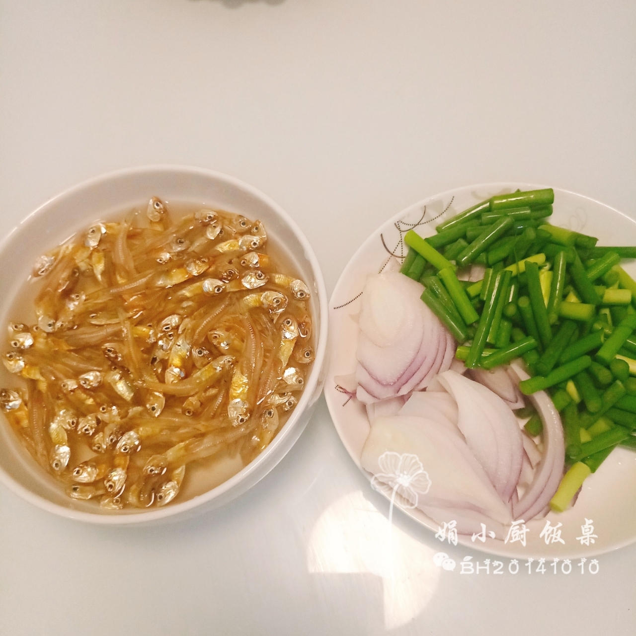 小鱼干炒蒜苔(天然小鱼干，无辣版，下饭菜，老少皆宜)的做法 步骤1