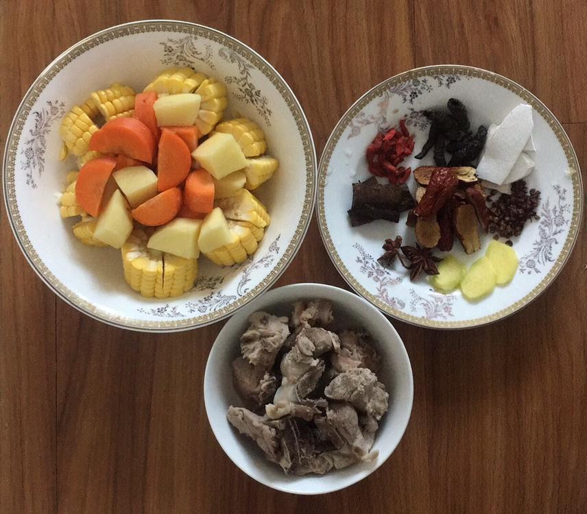 胡萝卜玉米龙骨汤