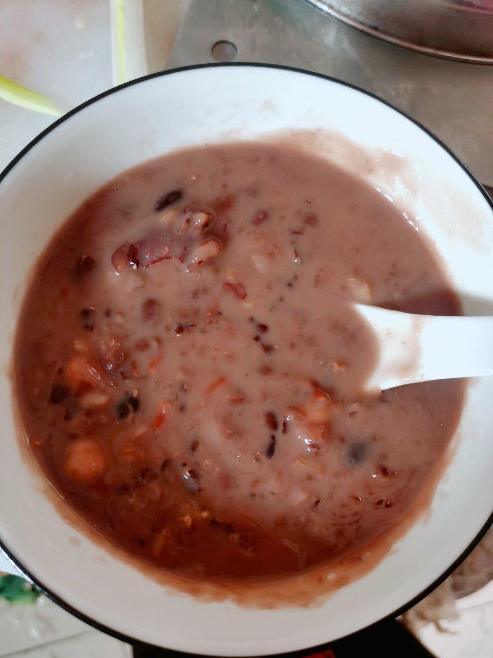 红枣红豆薏仁牛奶粥