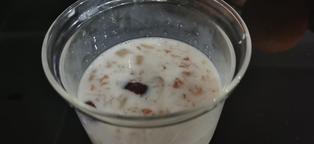桃胶雪燕皂角米炖牛奶