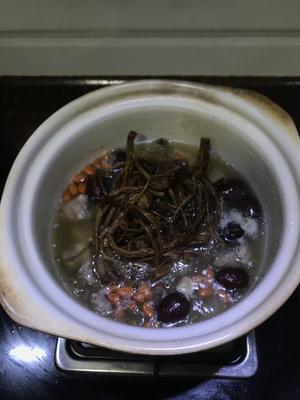 红枣茶树菇汤的做法 步骤4