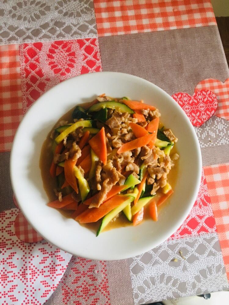 五花肉炒西葫芦