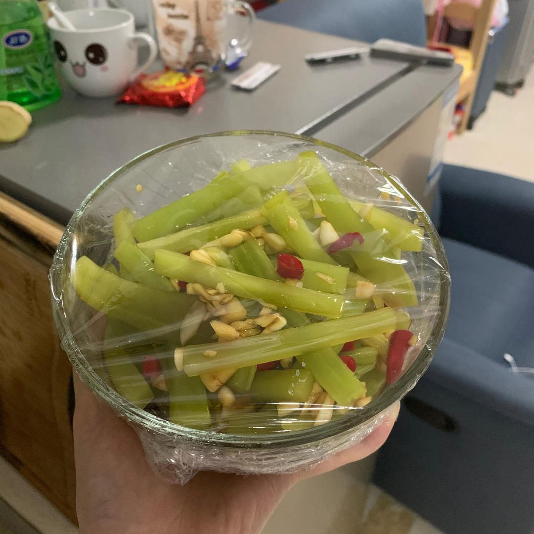 厨师长教你：夏日开胃小菜“凉拌莴笋丝”的家常做法，简单易学赶紧收藏吧