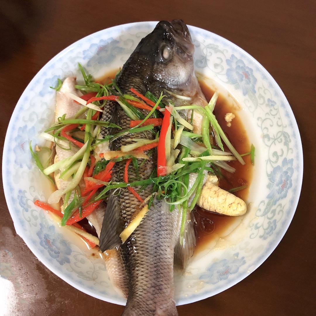 清蒸鲈鱼（嫩滑鲜甜！）的做法