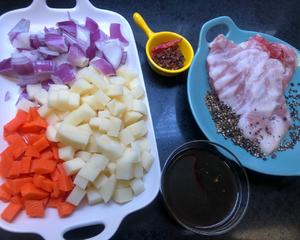 鹅妈妈晶钻锅烤猪颈肉时蔬的做法 步骤1