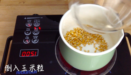 美食六频道：第二集——海盐焦糖爆米花的做法 步骤3