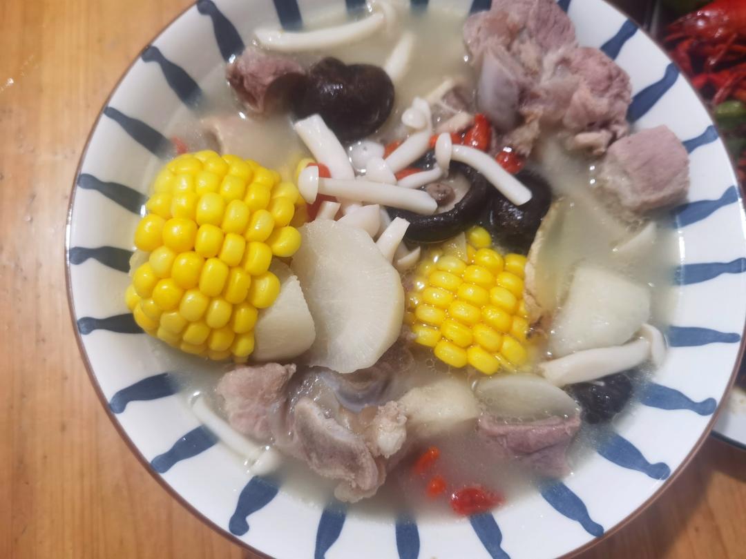 天热常喝菌菇骨汤，消暑开胃，清甜爽口，超鲜美
