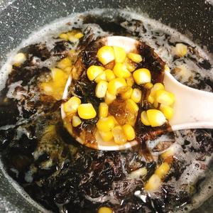 一碗玉米紫菜蛋花汤的做法 步骤2
