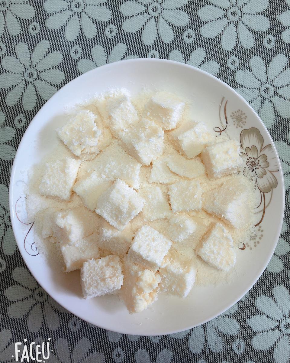 【视频】85度C 椰蓉牛奶小方～不用烤箱的夏日甜点