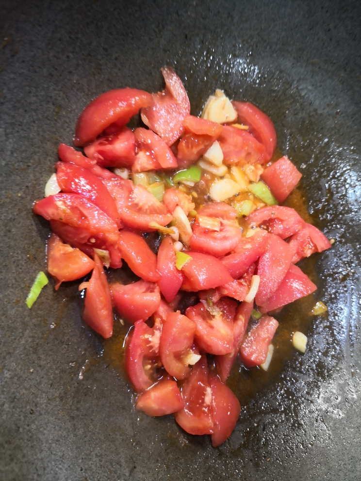下饭菜～～西红柿炒茄子的做法 步骤5