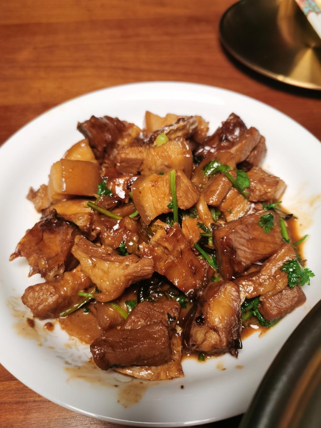 与众不同的的鱼鲞烤肉吃起来酒香肉香鱼的香味都融合在一起了