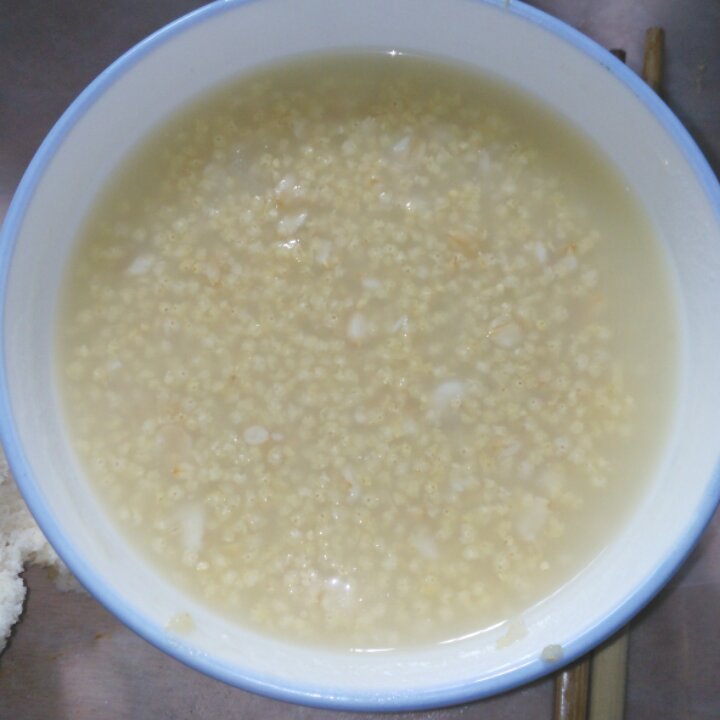 黑夜中的影子做的燕麦小米粥