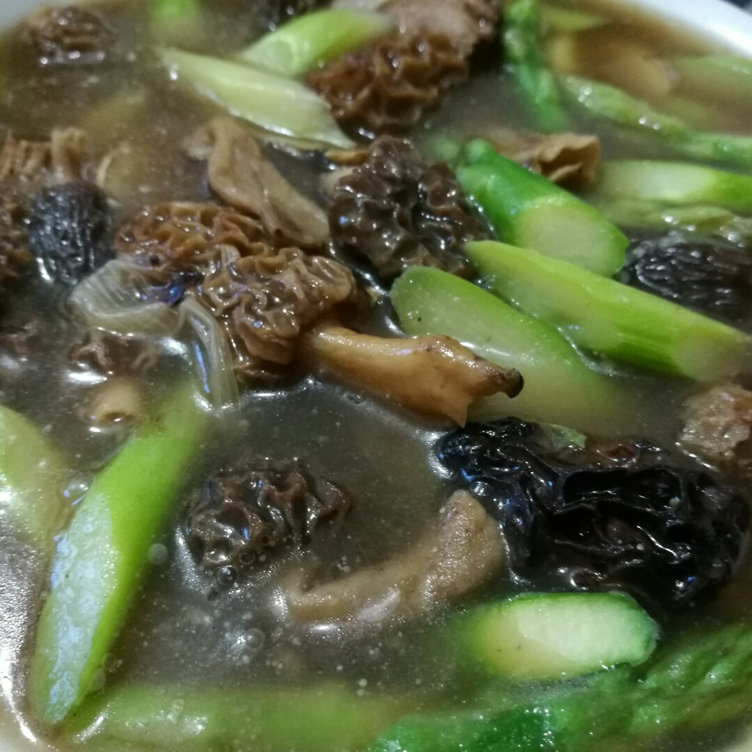 羊肚菌浓汤灼芦笋