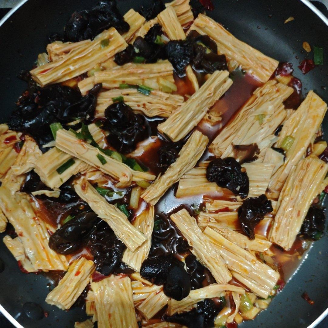 赶紧来试试个下饭菜～腐竹烧木耳