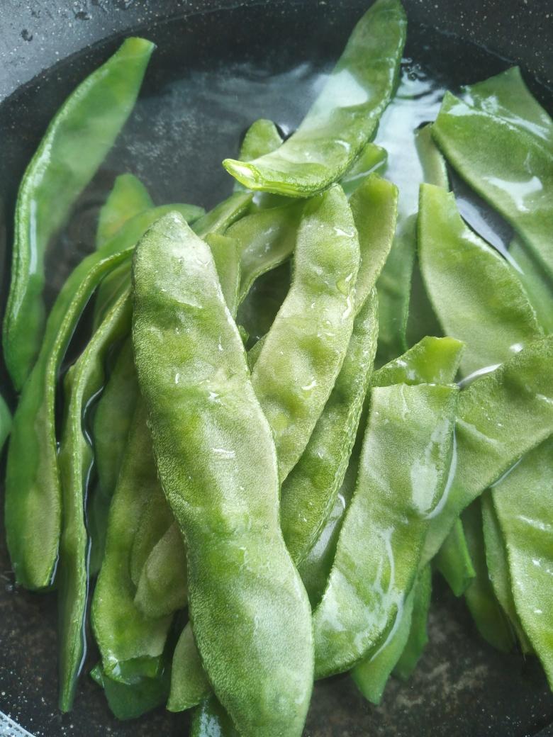 水烧开之后放入的气豆焯水三分钟,然后把葱叶和气