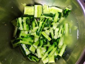 凉拌拍黄瓜                               夏日必备酸爽开胃的做法 步骤4