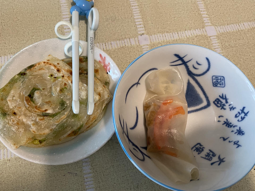不费劲的饺子皮葱油饼😋一个平底锅就能搞定