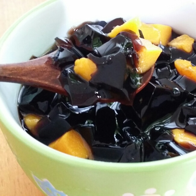 m小姐洗衣机里有瓶旺仔做的水果黑凉粉